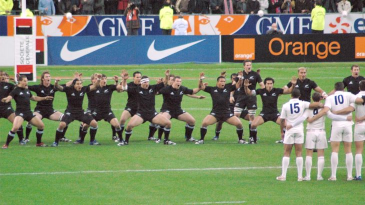 試合前に披露されるニュージーランド代表の『ハカ』は相手に対し敬意や感謝の意を表する舞。