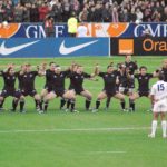 試合前に披露されるニュージーランド代表の『ハカ』は相手に対し敬意や感謝の意を表する舞。