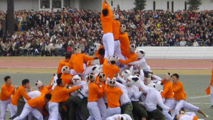300人の男がぶつかり合う防衛大学校・伝統の『棒倒し』が激しすぎる！
