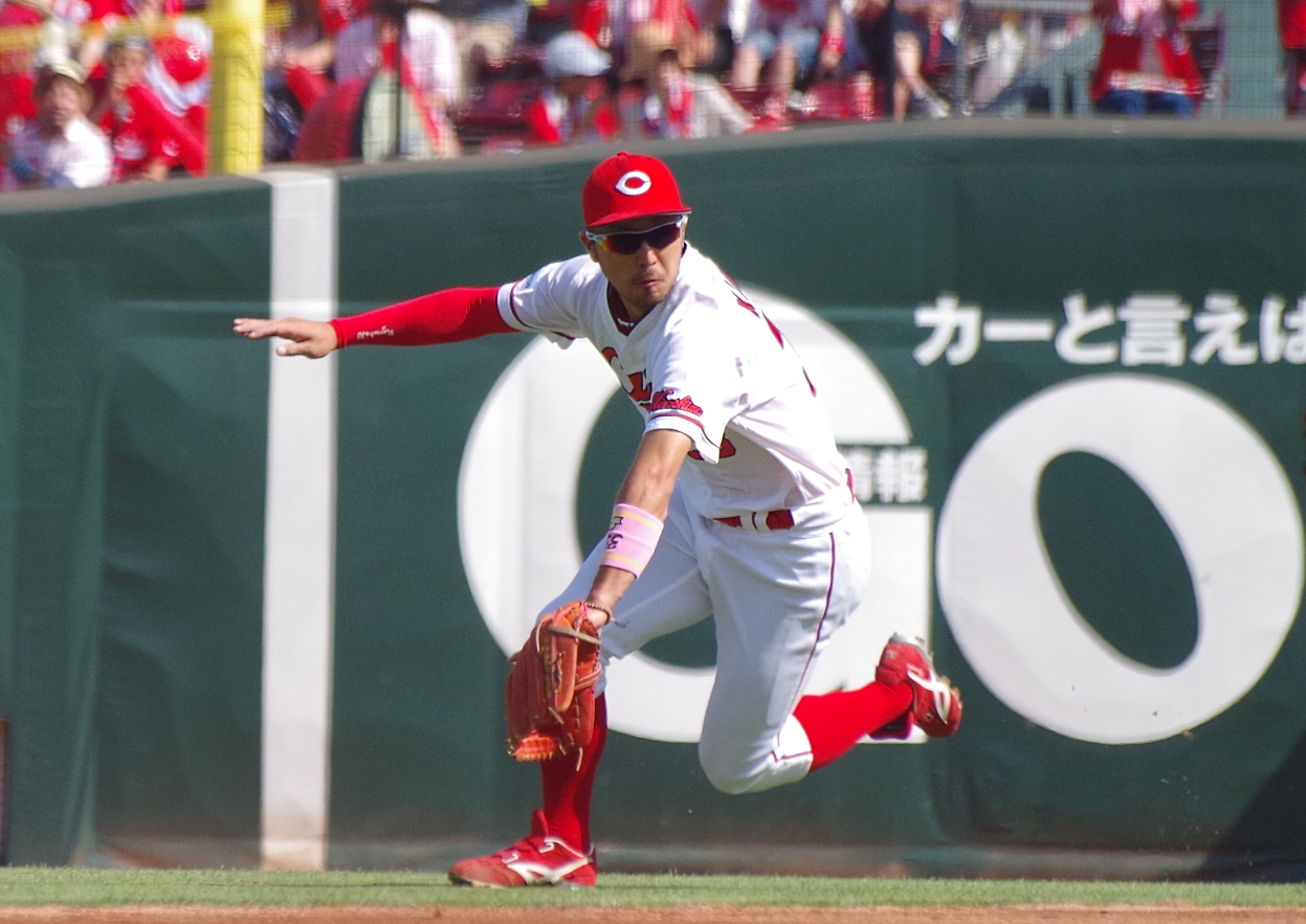 前人未到の二塁手シーズン無失策を達成したエリア33の神守備 菊池涼介 レトロモ